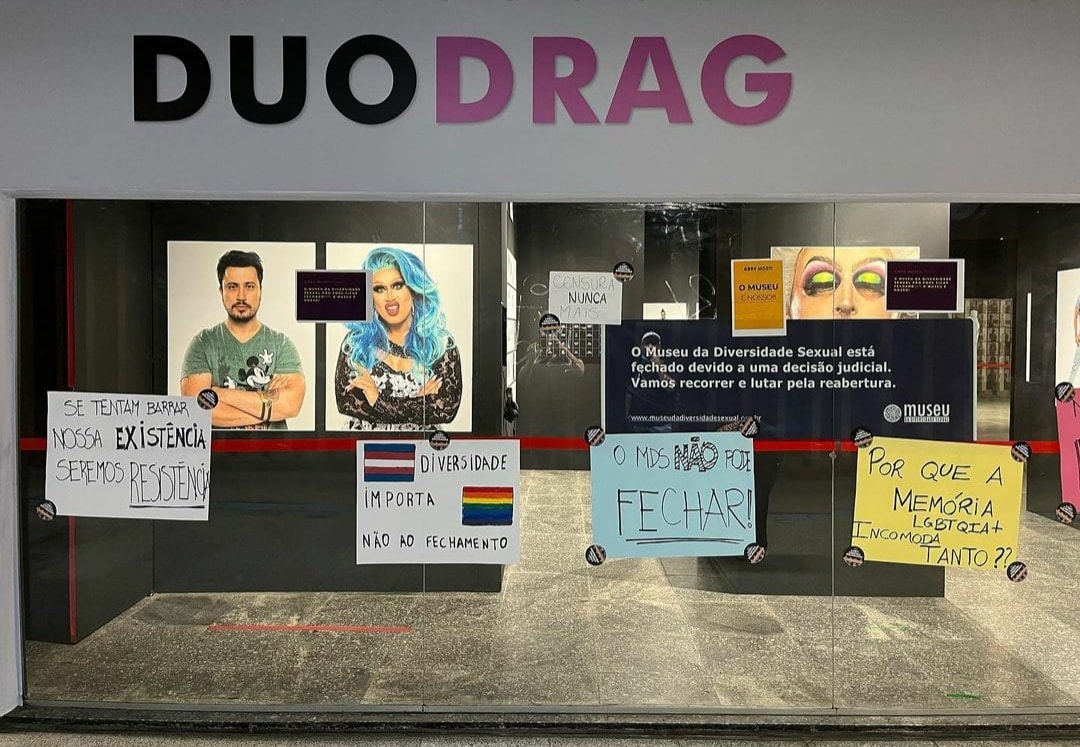 Cartazes colados na fachada do museu em protesto contra seu fechamento. Paulo Vitale/ Reprodução Instagram
